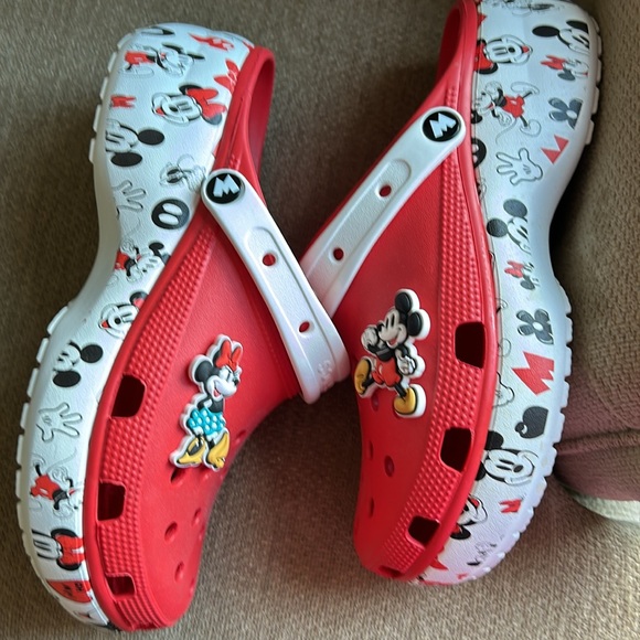 Mickey & Minnie Crocs - Picture 4 of 9